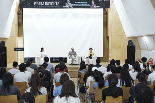 장예인 아나운서의 사회로, 카이스트 김대식 교수와 한국국방기술학회 박영욱 이사장이 패널로 참여해 AI 기술이 우리 사회와 일상에 미치는 영향을 설명하고 REAIM 고위급회의에 대해서도 소개하는 시간을 가졌다