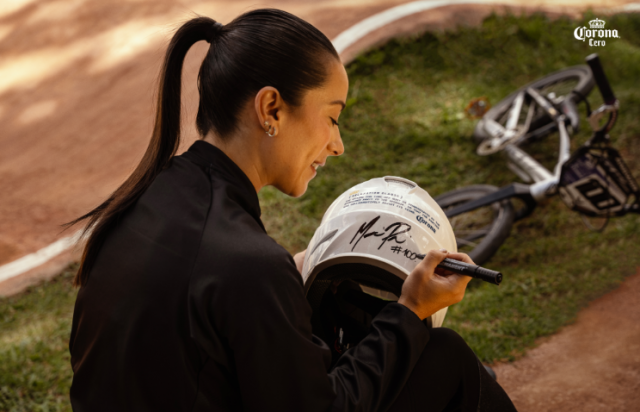 Colombian BMX cyclist Mariana Pajón signs the Relaxation Clause (Photo: Business Wire)