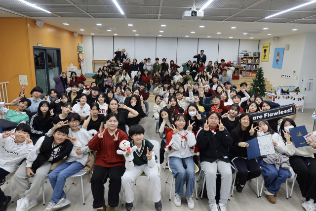 서초스마트유스센터 청소년동아리연합회 ‘유스어셈블’ 참가자들이 기념 촬영을 하고 있다