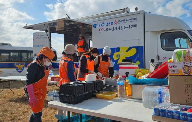 순천시자원봉사센터 소속 자원봉사자들이 밥차봉사활동으로 현장의 관계자, 유가족, 자원봉사자에게 식사를 제공하고 있다(사진: 한국자원봉사센터협회)