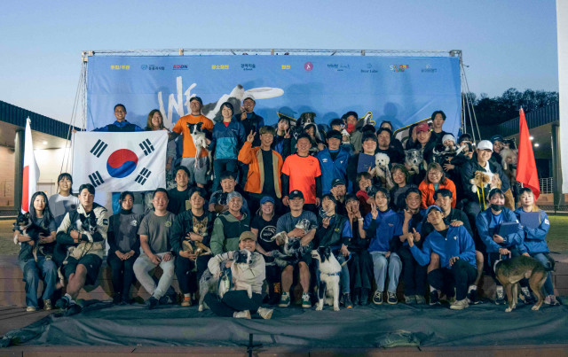 지난 19~20일 강아지숲에서 개최된 디스크도그 대회 ‘제5회 KDDN 챔피언십’이 성황리에 막을 내린 가운데 참가자들이 기념촬영을 하고 있다