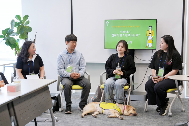 왼쪽부터 행사의 진행을 맡은 행복나눔재단 여혜진 매니저와 패널로 참여한 시각장애인 허재혁 학생, 시각장애인 장승희 학생, 유지현 학생