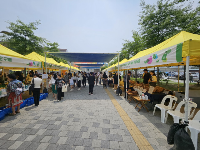 주민들의 호응과 참여로 활기찬 2025년 구로 사회적경제 소셜마켓 전경