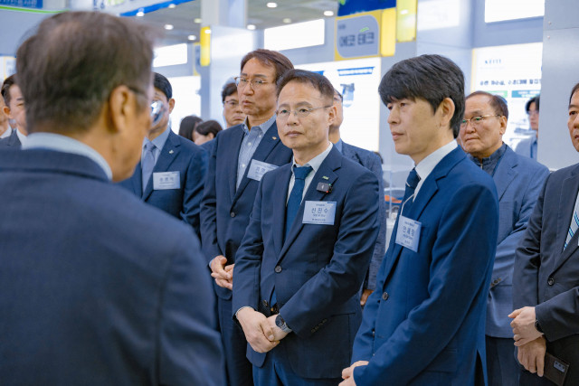 오른쪽부터 안세창 환경부 기후탄소정책실장, 신진수 한국환경보전원장이 ‘ENVEX2025’ 전시부스를 찾아 설명을 듣고 있다