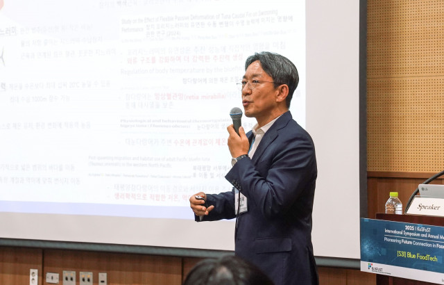 이기웅 동원F&B 식품과학연구원장이 4일 광주 김대중컨벤션센터에서 열린 ‘2025 한국식품과학회 국제학술대회&#039;에서 ‘블루푸드테크(BlueFoodTech)’에 대해 발표하고 있다