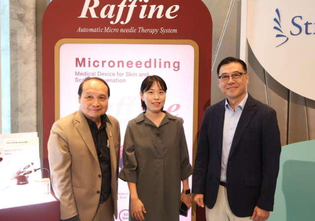 우리메카 마이크로니들링 기기 ‘라피네(Raffine)’ 부스. 왼쪽부터 Celeste CEO Mr. Wuwong, 우리메카 우준영 부사장, 기획영업팀 이정호 이사