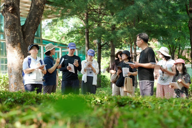 서울 동대문구 장안근린공원에서 시민들이 식물을 관찰하고 탐사하며 직접 기록 활동에 참여하고 있다