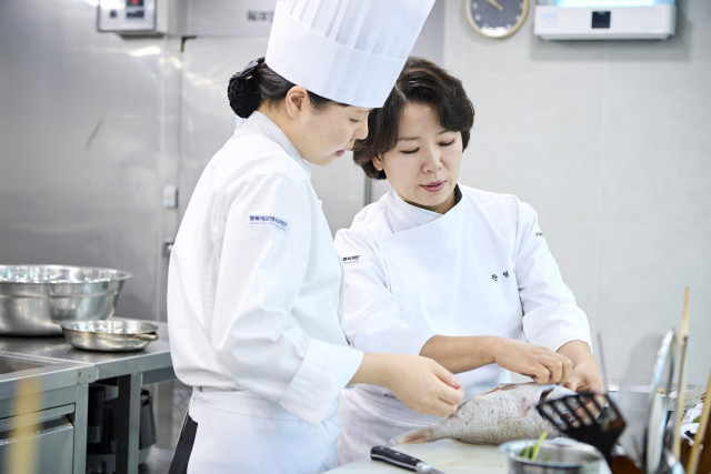 도미 손질 방법에 대해 개인 피드백 중인 한명숙 요리연구가