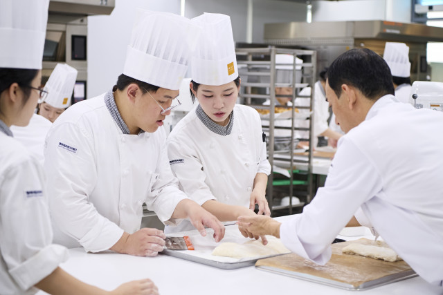 치아바타 반죽 상태에 대해 피드백 중인 백대진 워커힐호텔 조리팀장