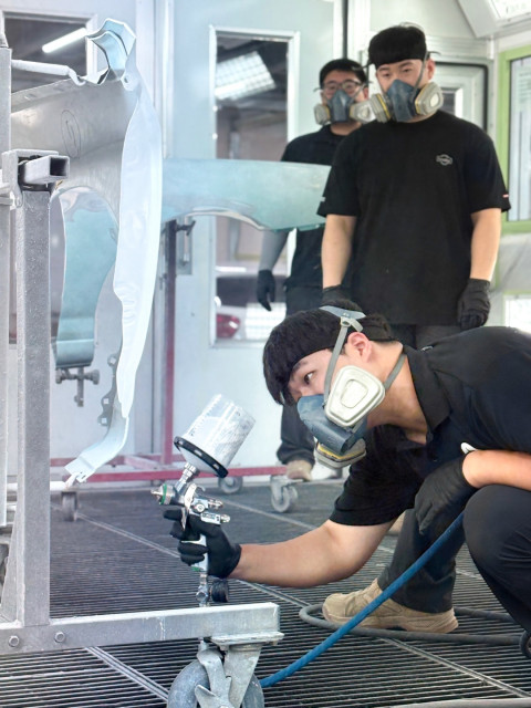 동기들과 자동차 도장 실습을 하고 있는 교육생