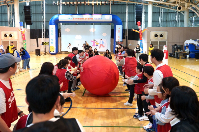 시각장애 아이들과 가족이 ‘가족 운동회’ 테마의 다양한 점자/보행 프로그램을 즐겼다