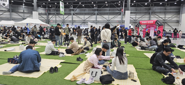 ‘제1회 발달장애 직장인 페스티벌’을 찾은 관람객들의 모습