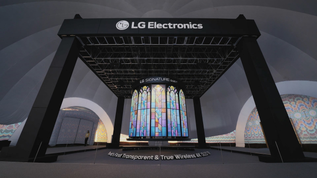 APEC 투명 올레드 TV로 만든 초대형 샹들리에 미디어아트 전시(제공=에이프레임)