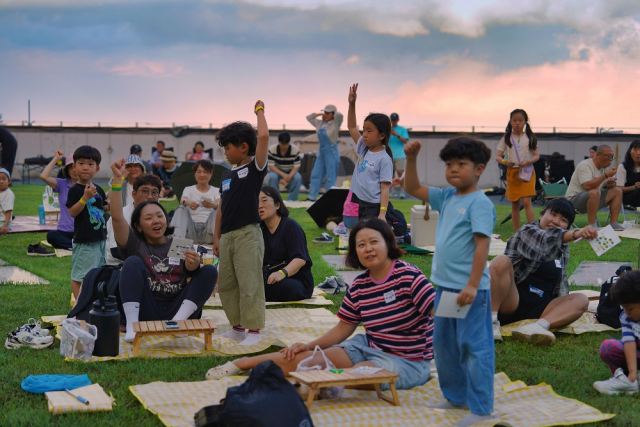 2025년 신규 야간 콘텐츠 ‘가야산 나이트 트레킹’에 적극 참여하는 아이들의 모습