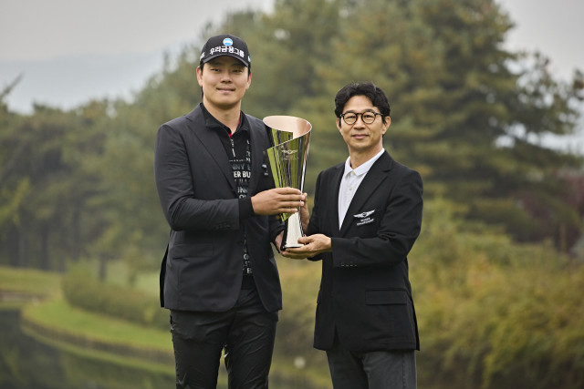 왼쪽부터 2025 제네시스 챔피언십 우승자 이정환 선수와 제네시스사업본부장 송민규 부사장