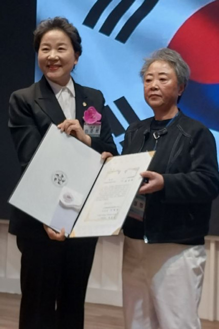 안준희 총재와 대상 수상자(최성희)가 기념 촬영을 하고 있다