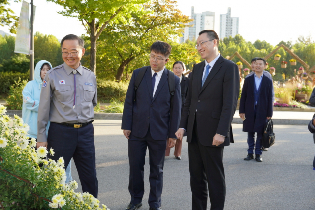 서울 동작구 보라매공원에서 열린 서울국제정원박람회 상설 전시를 관람하고 있다