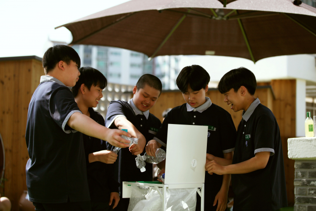 ‘조인더서클’ 캠페인의 일환으로 진행된 중학교 자유학기제 환경 교육 프로그램(제공=아로마티카)