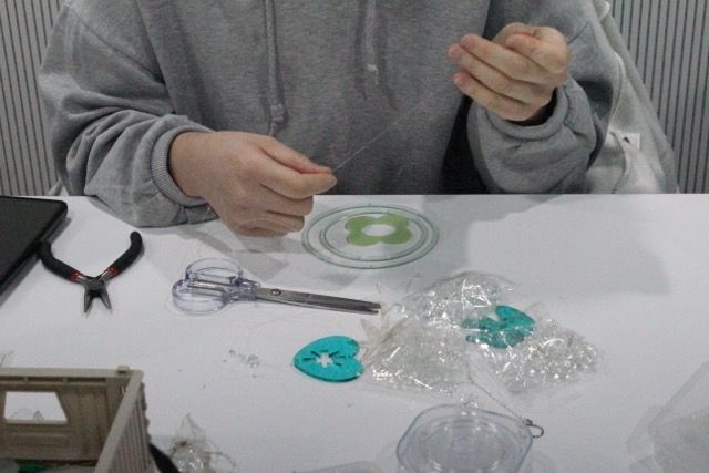 ‘주간 내일’ 워크숍 현장. 9명의 내일지망생이 각자의 관심사와 경험을 바탕으로 프로그램을 구성해 퍼스널컬러 컨설팅, 키링 제작, 심리 가계부 작성, 디자인 실습 등 다채로운 주제의 워크숍이 이어졌다