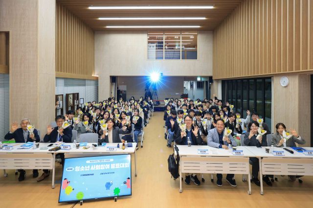 대회 종료 후 기념 단체 사진 촬영 모습