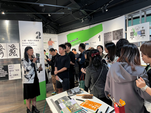 전시 관람 중인 모습