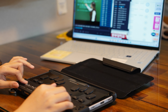시각장애 학생이 대체 자료를 활용해 인터넷 강의를 수강하고 있는 모습