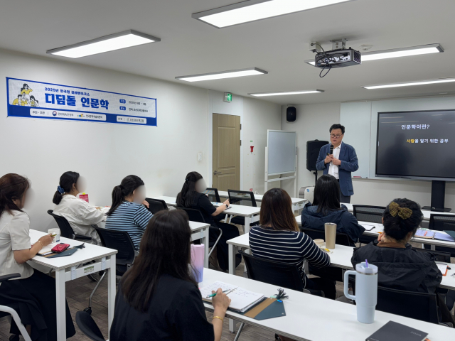 2025년 9월 15일, 전북 군산지역자활센터에서 인문공동체 책고집 최준영 대표가 ‘희망을 주는 인문학’ 주제로 ‘디딤돌 인문학’ 강의를 진행하고 있다