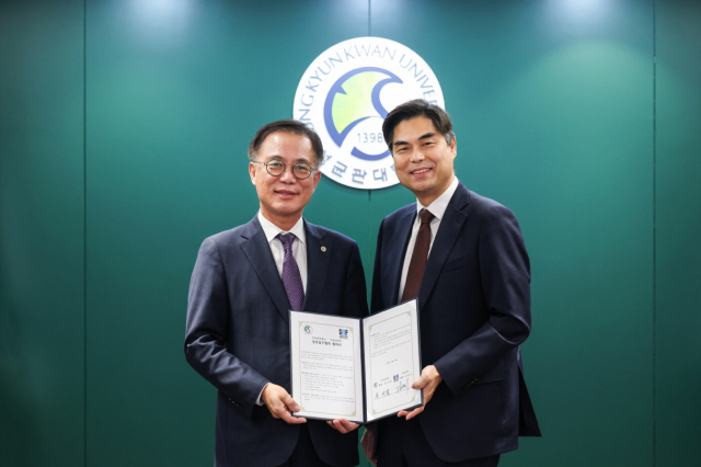 왼쪽부터 유지범 성균관대학교 총장, 김만기 서울AI재단 이사장이 업무협약 체결 후 기념사진을 촬영하고 있다