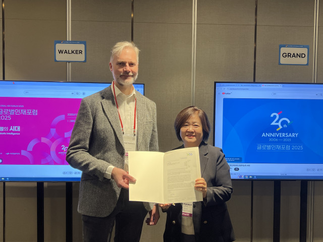 BIBB 마이클 티먼(Michael Tiemann) 박사(왼쪽)와 한국직업능력연구원 고혜원 원장