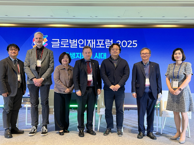 오른쪽부터 박화춘 한국직업능력연구원 글로벌협력센터장, 신종각 한국고용정보원 부원장, 반가운 한국직업능력연구원 동향·데이터분석센터장, 게오르크 슈미트 주한 독일대사관 대사, 고혜원 한국직업능력연구원 원장, BIBB 마이클 티먼(Michael Tiemann) 박사, 이상돈 한국직업능력연구원 부원장