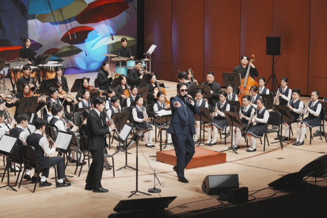 지난 22일 토요일 KBS홀에서 열린 ‘우리금융X사랑의달팽이 클라리넷앙상블 제20회 정기연주회’에서 그룹 god의 김태우가 게스트로 참여해, 클라리넷 앙상블 단원들과 함께 ‘사랑비’와 ‘촛불하나’ 협연 무대를 선보이며, 힘들어하는 모든 이들에게 응원의 메시지를 전했다