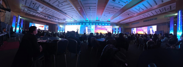 대전컨벤션센터 그랜드볼룸을 가득 채운 가로 75m의 대형 LED화면으로 구성된 행사장 전경