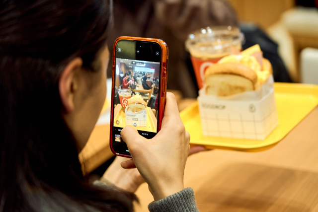 인증샷 이벤트에 참여하는 고객