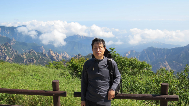 제주 헤리티지 과학상 수상자 오홍식. 제주대학교 사범대학 생물교육전공 교수 오홍식 수상자는 30여 년간 멸종위기종을 비롯한 제주 고유 생물 보전 연구에 매진하며, 제주의 자연환경 및 생물다양성 보전 기반 구축에 기여해왔다. 한라산·오름·곶자왈·습지 등 제주 주요 생태계 전반을 다룬 240여 편 이상의 학술논문 및 정책 연구를 수행했고 지역 환경보전 정책 수립과 생태 연구의 과학적 근거 마련에 앞장섰다. 또한 제주도 2050 탄소중립위원회 민간위원장을 맡아 지속가능한 제주 실현을 위한 정책 추진과 실행을 주도하며, 지역 탄소중립 전략과 기후 대응 체계 구축에 이바지했다