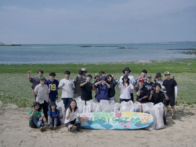 ‘제주의 자연과 함께한 10년’ 이니스프리 모음재단이 올해로 설립 10주년을 맞았다. 재단은 창업주 고(故) 서성환 선대 회장의 철학을 바탕으로 제주의 자연과 사람을 지키는 공익 활동을 꾸준히 이어왔다. 2024년 해양 환경 보전을 취지로 운영한 ‘제주 바다 그린아일위크’에서 이니스프리 모음재단을 비롯해 아모레퍼시픽 공감재단, 민·관·학 연합 봉사단 용산 드래곤즈(삼일회계법인, 용산구시설관리공단, 코레일네트웍스, GKL사회공헌재단, HDC아이파크몰), 세이브제주바다, 공립 혼디 아동보호 센터, 김지환 업사이클링 작가, 제주대학교 환경동아리 ‘리얼스’, 로잉스튜디오, 하쿠다 임직원과 제주도민 자원봉사자 70여 명이 플로깅 등을 함께 하고 있다