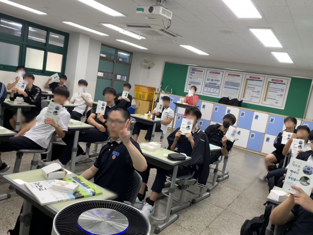 서울공업고등학교 학생들이 대한민국역사박물관에서 활동발표회를 진행하고 있다