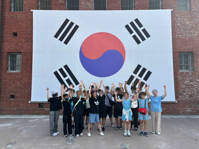 시립청소년드림센터 청소년들이 서대문형무소에서 독립투어를 진행하고 있다