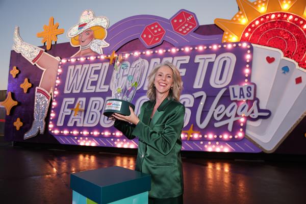 Formula 1® 하이네켄 라스베이거스 그랑프리 2025를 앞두고 라스베이거스에서 열린 F1® Allwyn 글로벌 커뮤니티 어워드에서 수상 단체 Green Our Planet을 대표해 상을 받는 Ciara Byrne