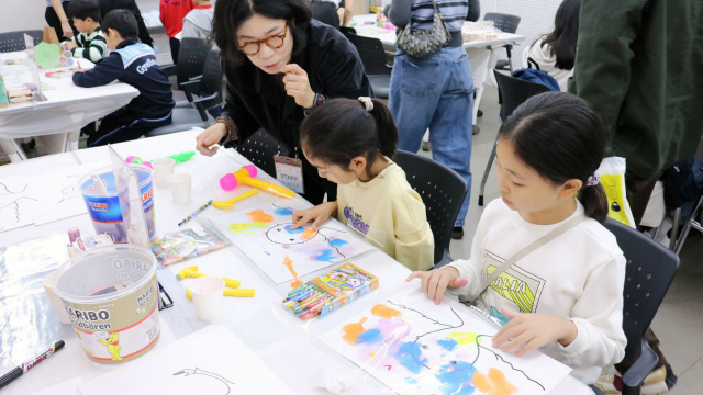 어린이들이 강사의 지도 아래 체험형 놀이문화를 즐기고 있다