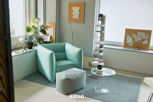 알로소가 출시한 회전형 소파 ‘사티큐브 스위블’과 빈백형 오토만 ‘모브’