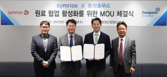 정문목 동원홈푸드 대표(오른쪽 두 번째)와 황규하 심라이즈 한국 지사장(왼쪽 두 번째)이 17일 동원그룹 본사에서 업무협약을 맺고 기념 촬영을 하고 있다