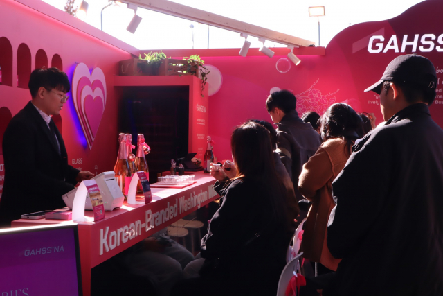 부산 크리스마스 빌리지 내 가쓰나 와인 부스를 찾은 관람객