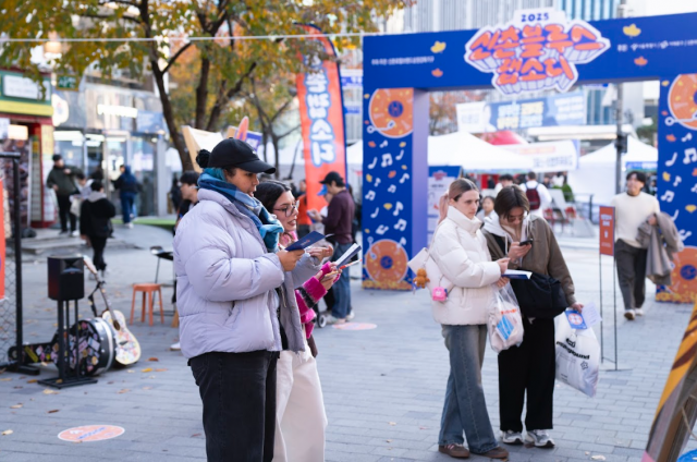 시민들이 ‘2025 신촌 블루스 랩소디’ 팝업 행사장 내에서 ‘미션 투어’를 즐기고 있다