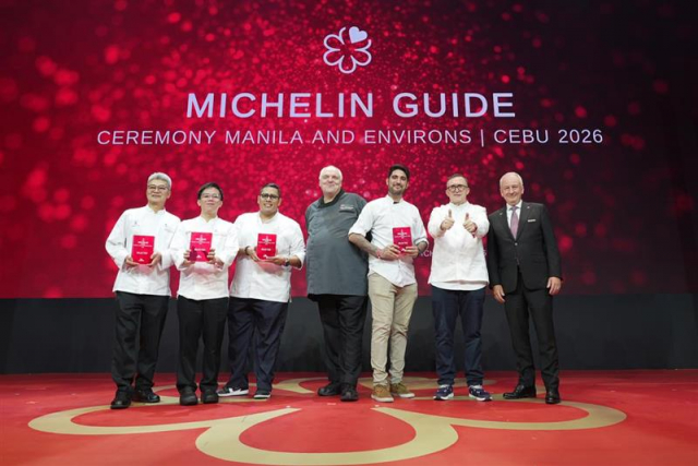 왼쪽부터 만 호(Man Ho) 총괄 중식 셰프 찬 치 파이(Chan Chi Fai) 셰프, 크루 스테이크하우스(Cru Steakhouse) 수셰프 어윈 마르케즈(Erwin Marquez) 셰프, 딥 니케이(DIP Nikkei) 로드리고 세라노(Rodrigo Serrano) 셰프, 마닐라 메리어트 호텔 총괄 조리장 마이크 브람머(Meik Brammer) 셰프, 칸타브리아(Cantabria) 셰프 드 쿠진 알바로 로메로-아브레우 라야(Álvaro Romero-abreu Raya) 셰프, 칸타브리아(Cantabria) 크리에이티브 컬리너리 디렉터 셰레 곤살레스(Chele Gonzalez) 셰프, 메리어트 인터내셔널 필리핀 지사 총지배인 브루스 윈튼(Bruce Winton)