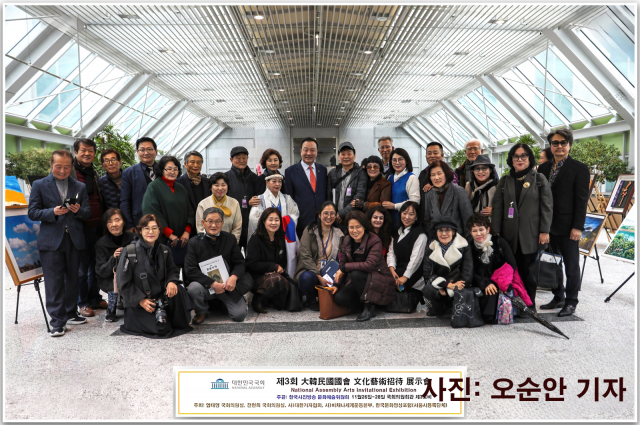 전시장을 방문한 엄태영 국회의원과 작가들