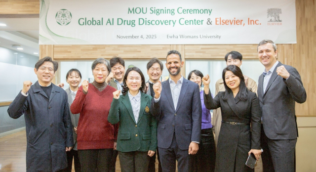 앞줄 왼쪽부터 이화여대 약학대학 류재상 부학장, 이화정 학장, 최선 글로벌 AI 신약개발 연구센터 소장, 모하메드 카멜 엘스비어 LifeScience 총괄대표, 진선희 한국담당, 티무르 마지도프 리엑시스 시니어 제품매니저