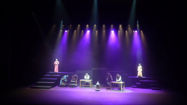 연극 ‘귀향-도조 이삼평’ 중에서. 공주 출신 이삼평은 임진왜란/정유재란 때 일본으로 끌려갔지만 백토를 발견하고 도자기의 신으로 불리며 일본 최고의 도자기를 만들어낸다. 공주의 명장 도예가들과 배우들이 함께 무대에 출연했다