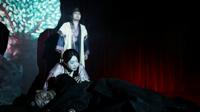 연극 ‘천년의 사랑-대롱옥’ 중에서. 공주의 수촌리에서 부러진 대롱옥이 1500년만에 각각 발견됐다. 한 연구자에 의해 그것을 맞추어 보자 정확하게 일치했다. 왜 이 연인들은 서로의 부절(대롱옥)을 갖고 따로 묻혔을까? 백제의 웅진천도 시기에 그들과 맞서 마한을 지키고자 했던 두 젊은 연인의 이야기