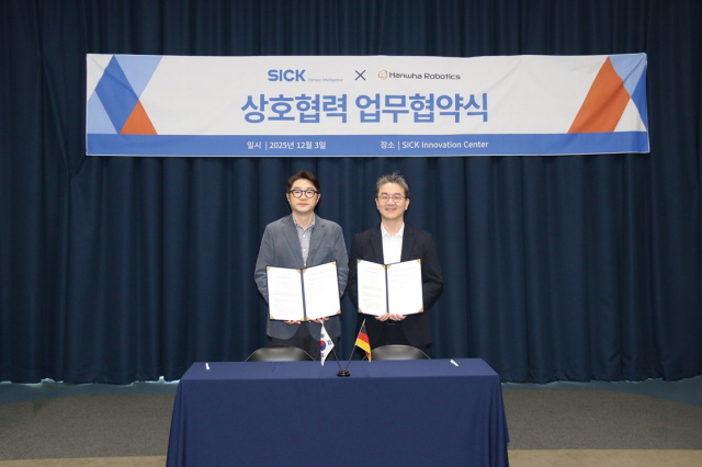 한화로보틱스 정병찬 대표이사(왼쪽)와 씨크코리아 문성식 대표가 지난 3일 씨크코리아 동탄 이노베이션센터에서 전략적 업무협약(MOU)을 체결했다