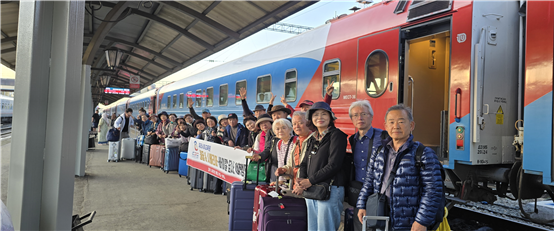 시베리아 철도의 몽골 수도 울란바토르에서 시베리아 부리야트공화국 수도 울란우데까지 기점이자 종점 앞에서 단체 사진